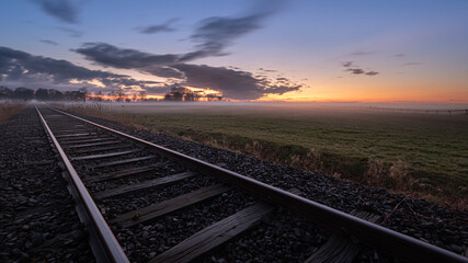 Fototapeta na wymiar Die Bahnstrecke für den Moorexpress in Worpswede vor einem schönen Abendhimmel