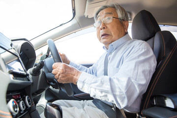 事故に驚く高齢運転者、運転をする高齢者