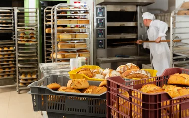 Gordijnen Doos met vers brood in bakkerij © JackF