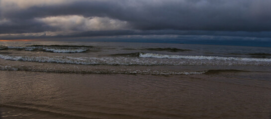 Pochmurne nocne niebo nad morzem