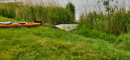 Drewniany pomost nad rzeką © michalsen