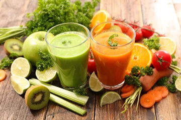 Fototapeten vegetable smoothie, juice in glass and fresh vegetables © M.studio