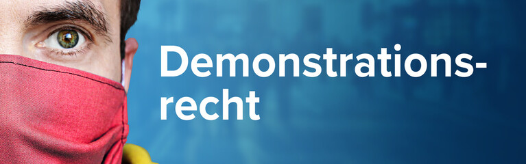 Demonstrationsrecht. Portrait von Mann mit Gesichtsmaske. Hintergrund blau mit Text. Demonstrant...
