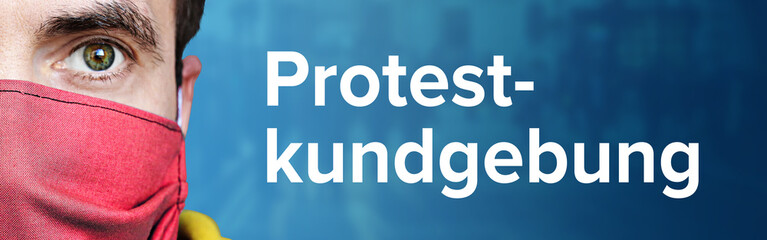 Protestkundgebung. Portrait von Mann mit Gesichtsmaske. Hintergrund blau mit Text. Demonstrant...