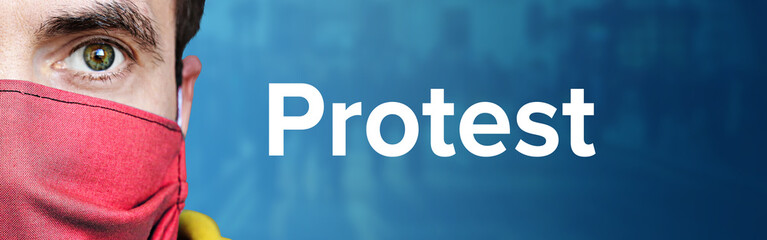 Protest. Portrait von Mann mit Gesichtsmaske. Hintergrund blau mit Text. Demonstrant protestiert. ...