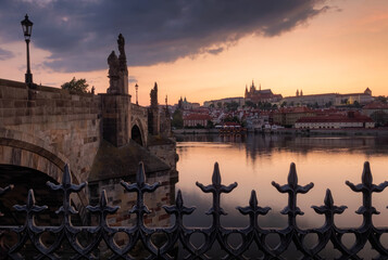 Obraz premium Evening view on Prague Castle with Charles Bridge after the sunset