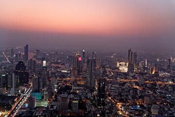 Obraz premium Panoramę miasta Bangkoku w nocy - Tajlandia