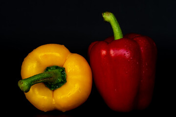 frische reife Paprika mit wassertropfen rot und gelb