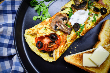 Omelette italiano hecho con aceitunas tomate y champiñones