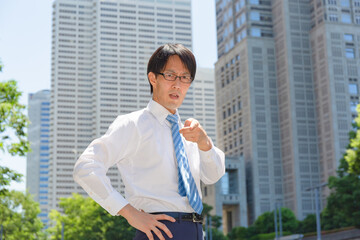 やせ型の真面目そうな日本人ビジネスマンが注意している