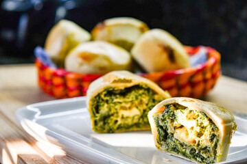 Bollos de pascualina argentina rellenos de espinacas y queso en canasto