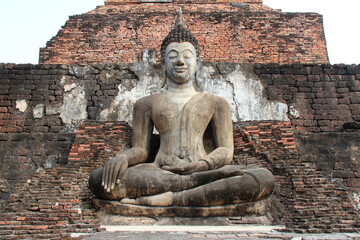Fototapeta premium ruined buddhist temple (Wat Mahathat) in Sukhothai in thailand