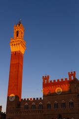 Obraz premium views of old siena italy at sunset