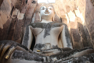 Fototapeta na wymiar ruined buddhist temple (Wat Si Chum) in Sukhothai in thailand