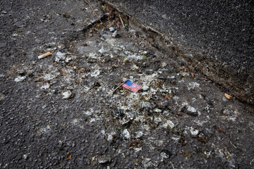 USA Flagge auf schmutzigem Boden