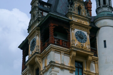 Fototapeta na wymiar El reloj de la torre del Castillo de Valea Peleș o, simplemente, castillo Peleș. Palacio situado en Sinaia, Rumania, construido entre 1873 y 1914 por el arquitecto Karel Liman.