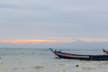 Barca de Koh tao, Tahilandia, en el mar con nubes y luz de atardecer