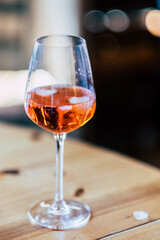 Verre d'apéritif frais apérol spritz avec oranges
