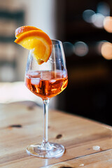 Verre d'apéritif frais apérol spritz avec oranges
