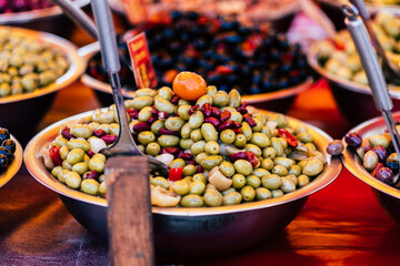 Olives vertes dans un saladier en vente sur un étal de marché