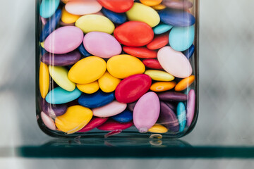 Dragées colorées dans un pot en verre