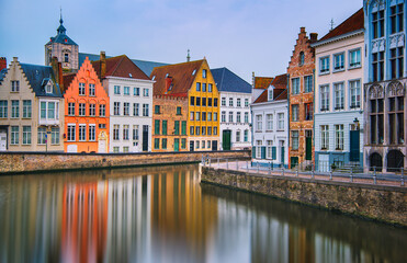 Fototapeta na wymiar colourful houses by the river