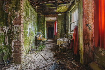 Couloir d'un hôtel abandonné 