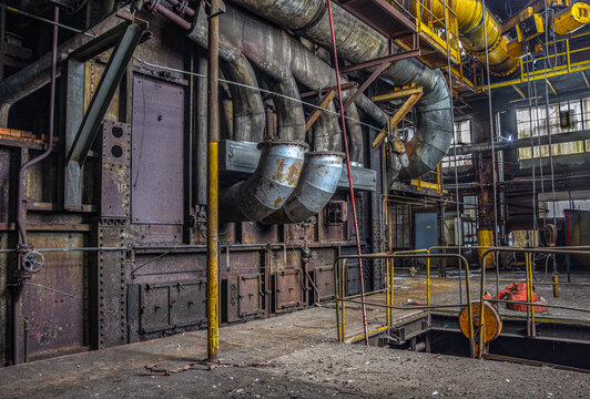 Vieille usine avec des gros tuyaux 
