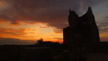 Obraz premium Silhouette of an old castle ruins in early morning.