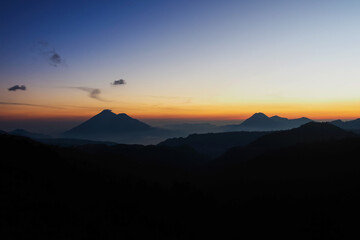 Obraz premium Colourful sunset with view over Guatemalan Volcanos
