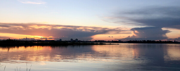 Obraz premium Beautiful sunset above Volga river in Kazan, Russia