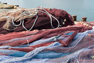 Filets de pêche de différentes couleurs sur le quai du port de pêche de Saint de Luz au pays...