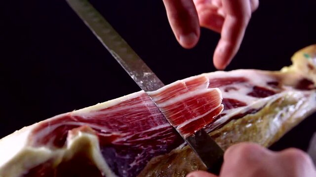 Cortando a la manera tradicional un jam&oacute;n ib&eacute;rico
