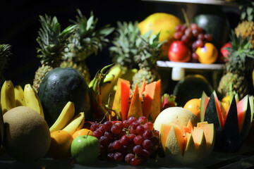 Obraz na płótnie Canvas multiple colorful assorted fruits on step table 