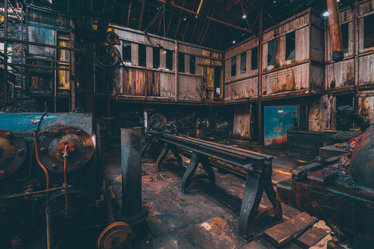 Vieille usine avec des machines rouill&eacute;es 