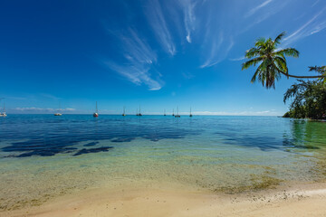 Bateaux dans le lagon turquoise de Moorea 
