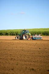 Obraz premium Tracteur retournant son champ avant de semer.