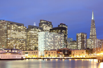 Naklejka premium Skyline of buildings at Financial District in San Francisco at night, California, United States