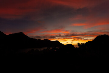Coucher de soleil rouge sur la baie d'opunohu à Moorea