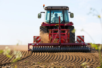 Obraz premium Tracteur labourant la terre en campagne en printemps;