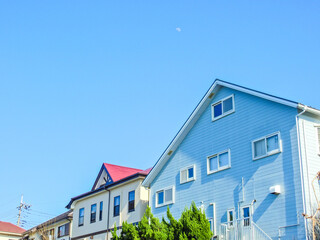 冬場れの青空に住宅街の家並みが映えています