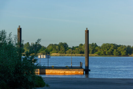 Ponton und Dalben am Elbufer 