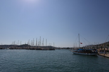 Fototapeta na wymiar boats in the harbor 