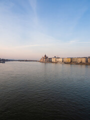 Fototapeta premium Budapest parliament building at danube river at sunset in spring 