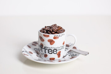 Tasse Espresso mit Kaffeebohnen
