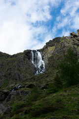 Cascata in alta montagna