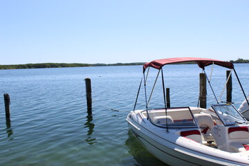 Fototapeta na wymiar Blick auf den See mit einem Boot