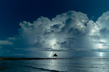 Tormenta electrica en EL Caribe Tulum