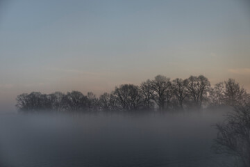 Winterlandschaft mit Nebel und Schnee