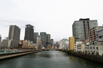 Fototapeta na wymiar 大阪中之島　常安橋から眺める筑前橋と土佐堀川